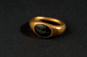 Ring (goud en chalcedoon) door Roman